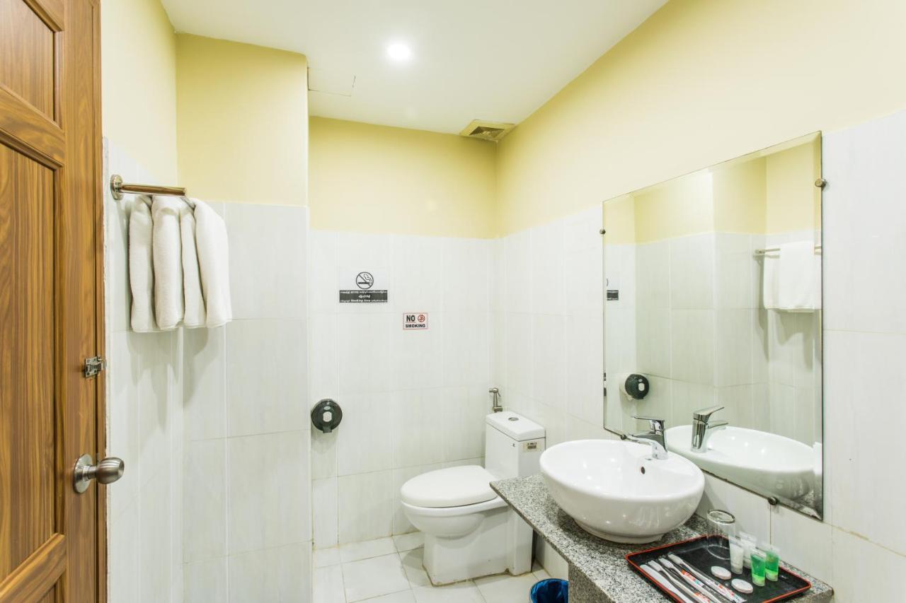 Golden Gate China Town Hotel Rangoon Buitenkant foto